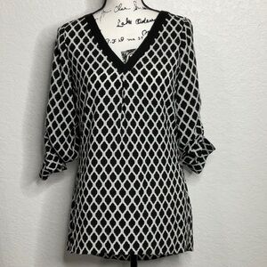 White House Black Market NWOT Black & White Tunic Size 6. Polyester.